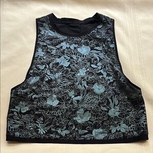 Lululemon black cropped tank with roses floral print nwot sz 2 “shine”